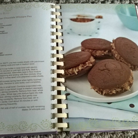 Whoopie Pies Cake Pops Mini Treats 3 in 1 Cookbook - Picture 2 of 7